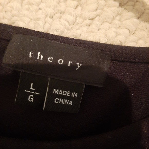 Simple knee high black dress - Picture 3 of 3